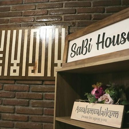 Sabi Guest House - Strategic Family -Married Couples Only- Hostel In Prawirotaman ジョグジャカルタ エクステリア 写真
