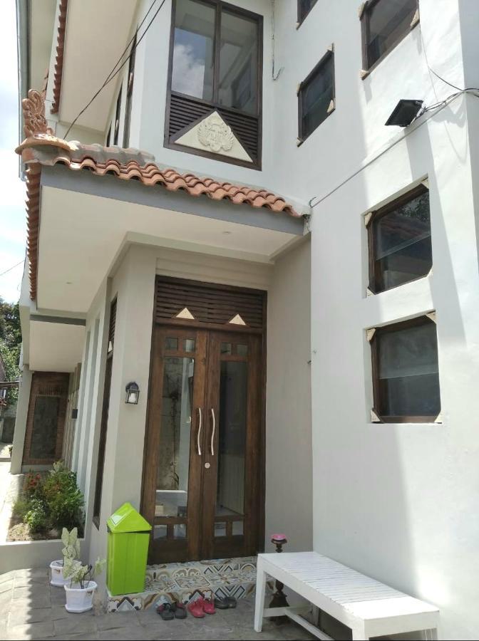 Sabi Guest House - Strategic Family -Married Couples Only- Hostel In Prawirotaman ジョグジャカルタ エクステリア 写真
