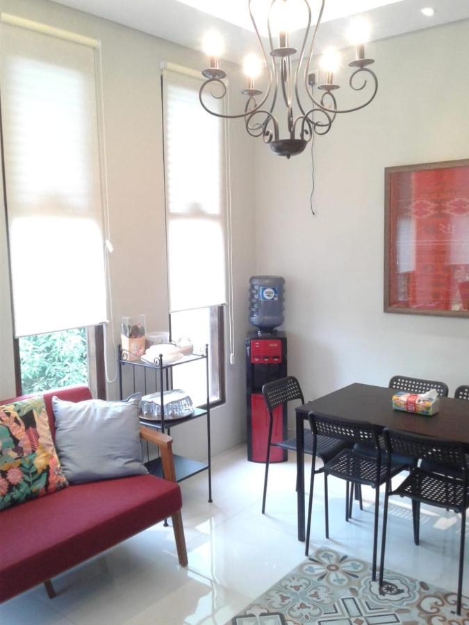 Sabi Guest House - Strategic Family -Married Couples Only- Hostel In Prawirotaman ジョグジャカルタ エクステリア 写真