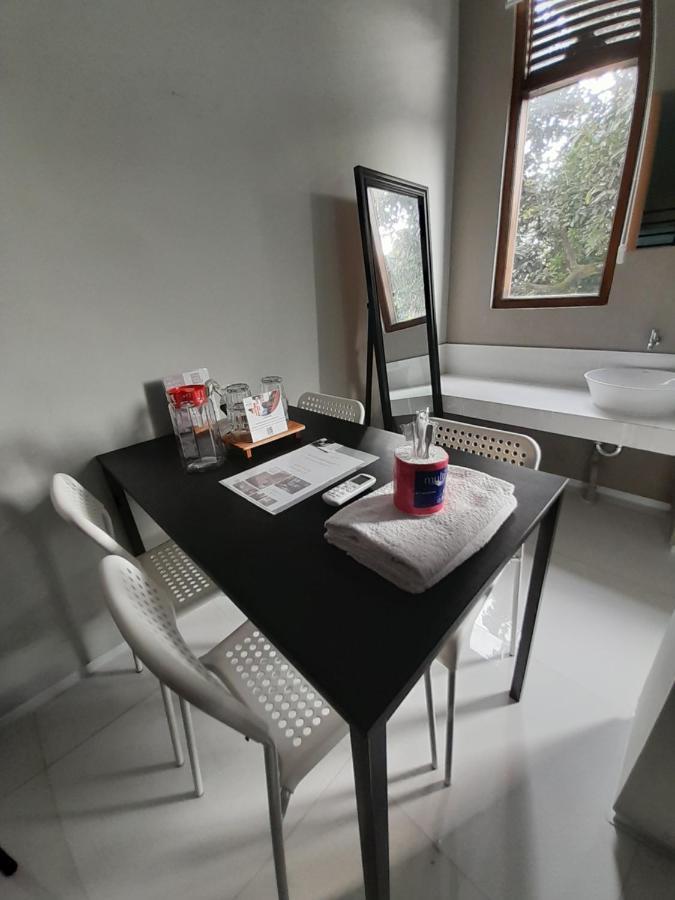Sabi Guest House - Strategic Family -Married Couples Only- Hostel In Prawirotaman ジョグジャカルタ エクステリア 写真