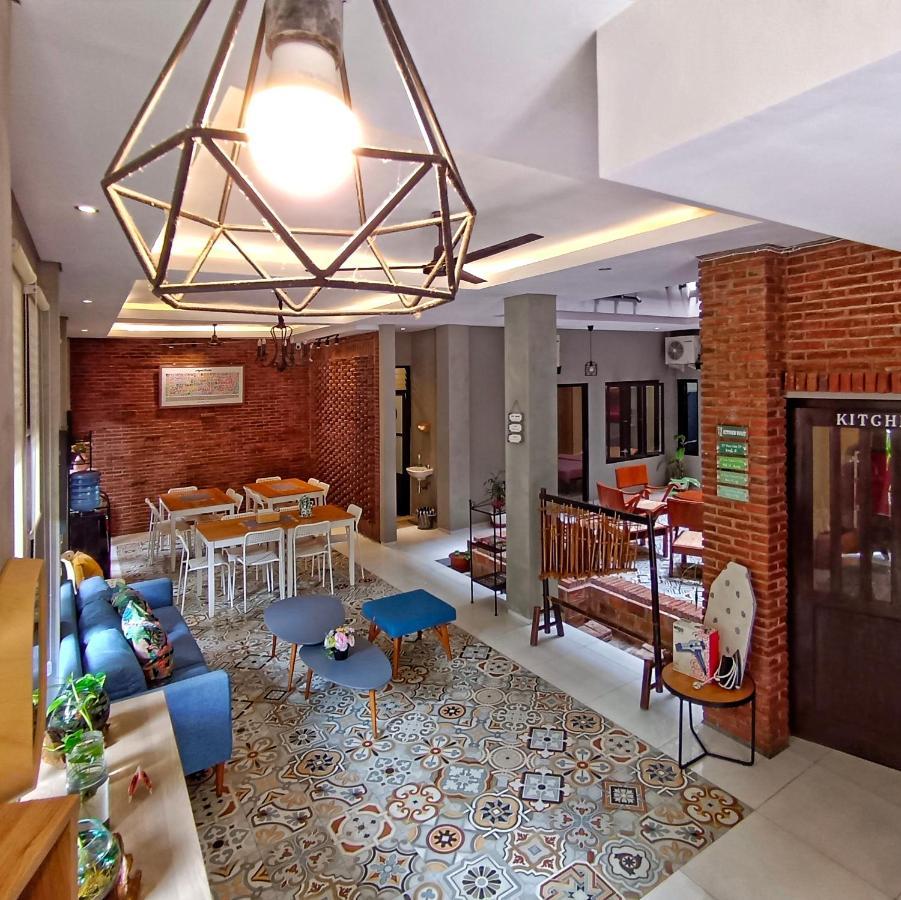 Sabi Guest House - Strategic Family -Married Couples Only- Hostel In Prawirotaman ジョグジャカルタ エクステリア 写真