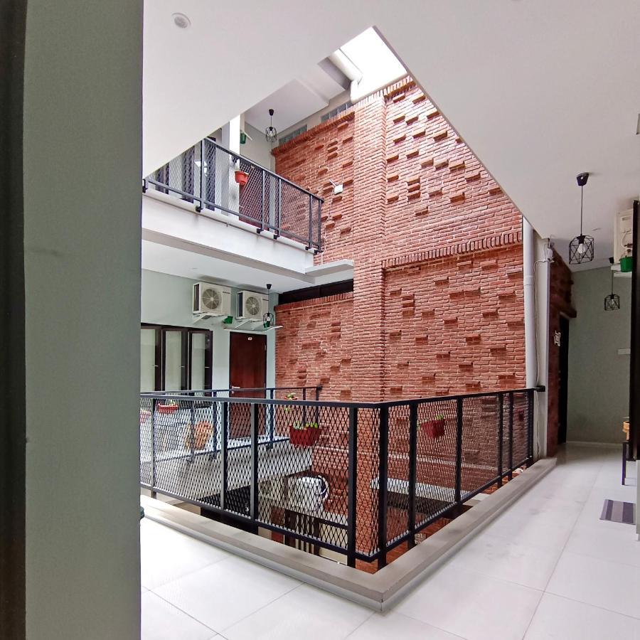 Sabi Guest House - Strategic Family -Married Couples Only- Hostel In Prawirotaman ジョグジャカルタ エクステリア 写真